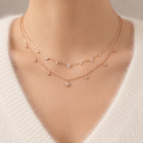 Layering_Kette_an_Frau_Rosegold mit Steinen