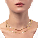 Frau mit zwei Goldenen seidigen Ketten, Schlangenkette