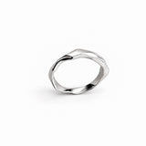 Handgefertigter Organic Silberring aus 925 Sterling Silber mit gewellter Form und hochglanzpolierter Oberfläche