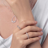 Frau mit Silber Ring doppelreihig mit Zirkonia Steinen