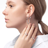 Frau mit Silber Ring mit Zirkonia Steinen