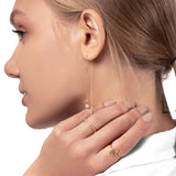 Frau mit Gold Ring mit Hand Symbol