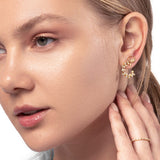 Frau mit Gold Ohrringe mit offenem Kreis und Zirkonia Steinen