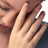 Frau mit Silber Bandring mit Zirkonia Steinen