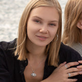 Frau mit Silber Ring doppelreihig mit kugeln und zirkonia steinen