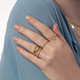 Frau mit Gold Ringen