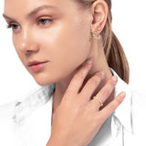 Frau mit Gold Ring mit Stein Reihe