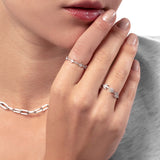 Frau mit Silber Ring mit Zirkonia Steinen