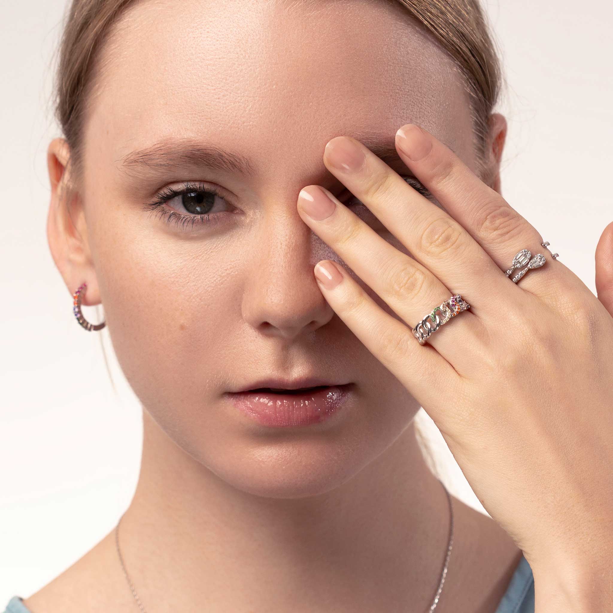 Frau mit Silber Ring mit Ketten Optik und bunten kleinen Zirkonia Steinen