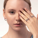 Frau mit Silber Ring mit Ketten Optik und bunten kleinen Zirkonia Steinen