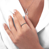 Turkis Bandring Silber ist mit kleinen türkis blauen Steinen verziert.