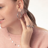 Frau mit Wave Ring Silber