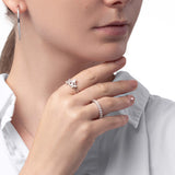 Frau mit Silber Ring mit vielen Zirkonia Steinen