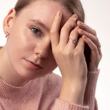 Frau mit Offener Doppelring Rosegold Statement Ring