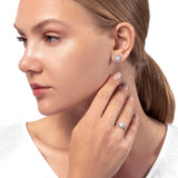 Frau mit Carré Ring Silber Statement Ring