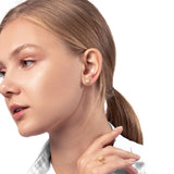 frau mit Gold Ohrstecker Viereckig mit Zirkonia