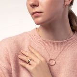 Frau mit Starlight Ring Rosegold Statement Ring