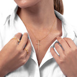 Frau mit Gold Kette mit Kreuz Anhänger mit Zirkonia Steinen