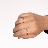 Hand mit Silber Ring mit Organischer Form