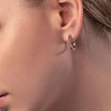 Frau mit Kleine Silber Ohrringe mit bunten Zirkonia Steinen