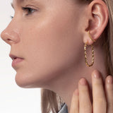 Frau mit Gold Creole mit verdrehtem Draht