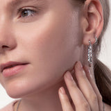 Frau mit Silber Creole mit verdrehtem Draht