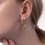 Frau mit Gold Huggies Eckig