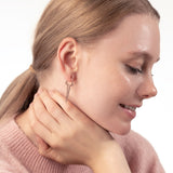 Frau mit Grosser Ohrschmuck in Rosegold