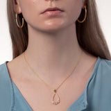 Frau mit Gold Kette mit Anhänger in Tropfenform mit Zirkonia Steinen