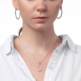 Frau mit Silber Kette mit Anhänger in Tropfenform mit Zirkonia Steinen