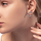 Frau mit Kleinen Silber Ohrringe in Kreis Form mit Zirkonia Steinen