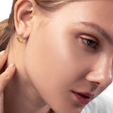 Frau mit Gold Huggies mit Zirkonia Steinen