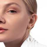 Frau mit Gold Ohrring mit Zirkonia Steinen in Mond Form