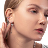 Frau mit Silber Ohrring mit Zirkonia Steinen in Mond Form