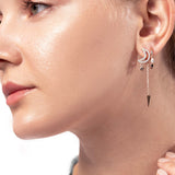 Frau mit Rosegold Ohrring mit Zirkonia Steinen in Mond Form