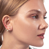 Frau mit Gold Ohrring mit Zirkonia Steinen