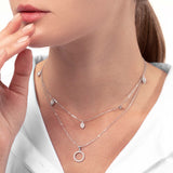 Frau mit Silber Kette mit fünf Anhängern in Navette Form mit Zİrkonia Steinen