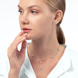 Frau mit zwei Silber Ketten mit Kreis Anhänger und Zirkonia Steinen