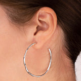 Frau mit Großen Silber Creolen