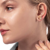 Frau mit Gold Ohrstecker rund mit Zirkonia Steinen