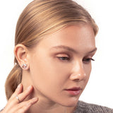 Frau mit Silber Ohrstecker rund mit Zirkonia Steinen