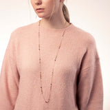 Frau mit Rosegold Kette mit bunten Zirkonia Steinen