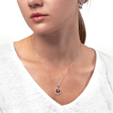 Frau mit Silber Kette mit rundem Anhänger mit Libelle und Zirkonia Steinen umrandet