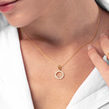 Frau mit Gold Kette mit rundem Anhänger mit Herz Schlüssel