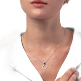 Frau mit Silber Kette mit rundem Anhänger mit Herz Schlüssel und Zirkonia Steinen