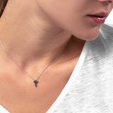 Frauenhals Mit Silberkette mit Kreuz