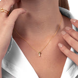 Frauenhals mit Gold Kette mit Kreuz