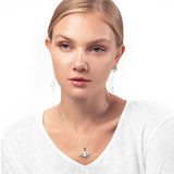 Model mit Silber Anhänger mit Kette mit Zirkonia Steinen in Augen Form