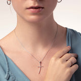 Frau mit Silber Kette mit Kreuz Anhänger mit Zirkonia Steinen