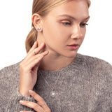 Blonde Frau mit Silber Kette mit Schneeflocken Anhänger mit Zirkonia Steinen